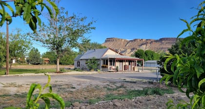 Quaint Farmhouse on Palisade Peach Orchard close to Wineries