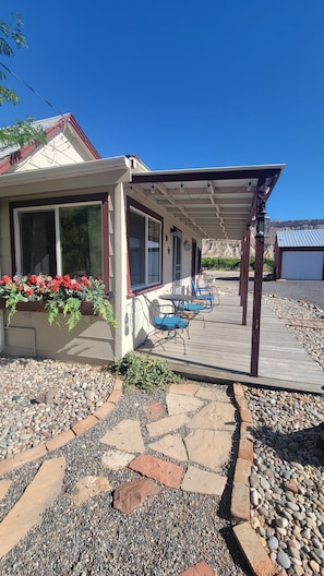 Terrace/patio - Quaint Farmhouse on  Palisade Peach Orchard close to Wineries (Palisade)