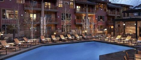 Una piscina al aire libre, una piscina climatizada