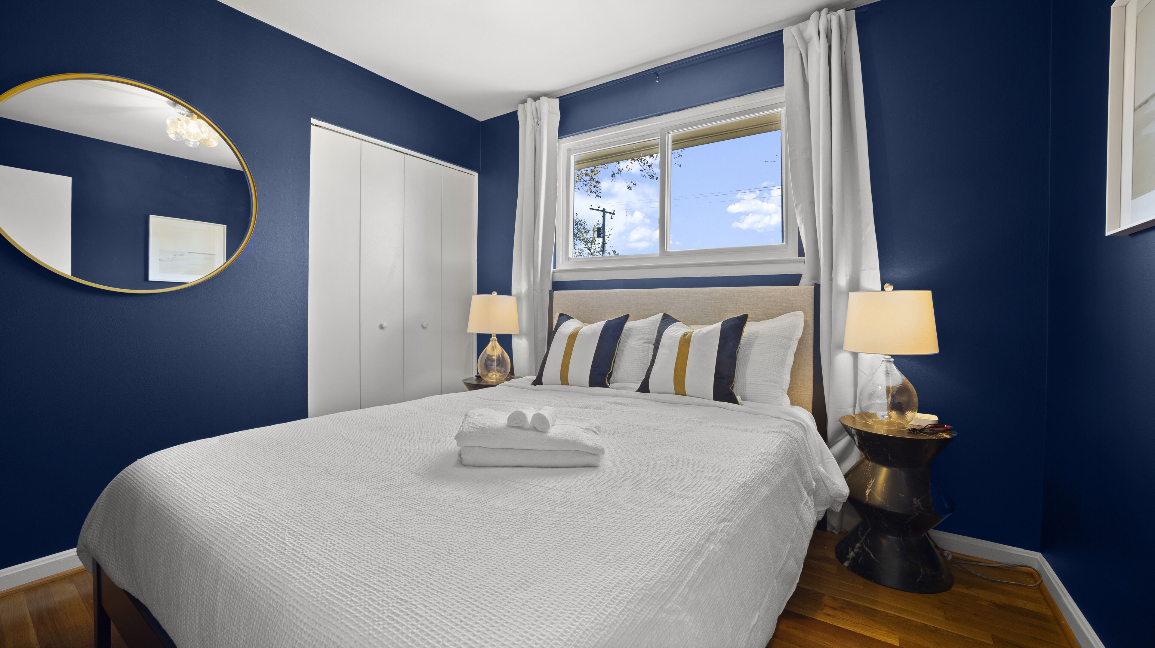 5 chambres, matelas mémoire de forme, bureau, fer et planche à repasser