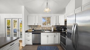 ثلاجة، ميكروويف، فرن، موقد طهي مسطح