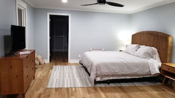 5 slaapkamers, een bureau, een strijkplank/strijkijzer, wifi