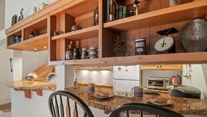 Eine Küche mit Holzböden, einer Marmorarbeitsplatte und einem Toaster.