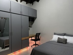 4 Schlafzimmer, Schreibtisch, Bügeleisen/Bügelbrett, WLAN