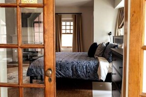 6 bedrooms, desk, iron/ironing board, free WiFi