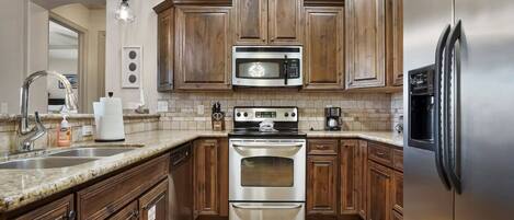 Refrigerador, microondas, horno, placa de cocina