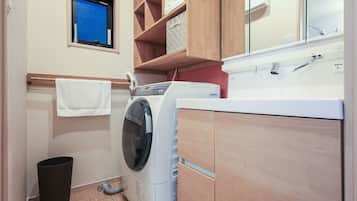 Rumah | Kamar mandi | Bathtub dan shower terpisah dan perlengkapan mandi gratis