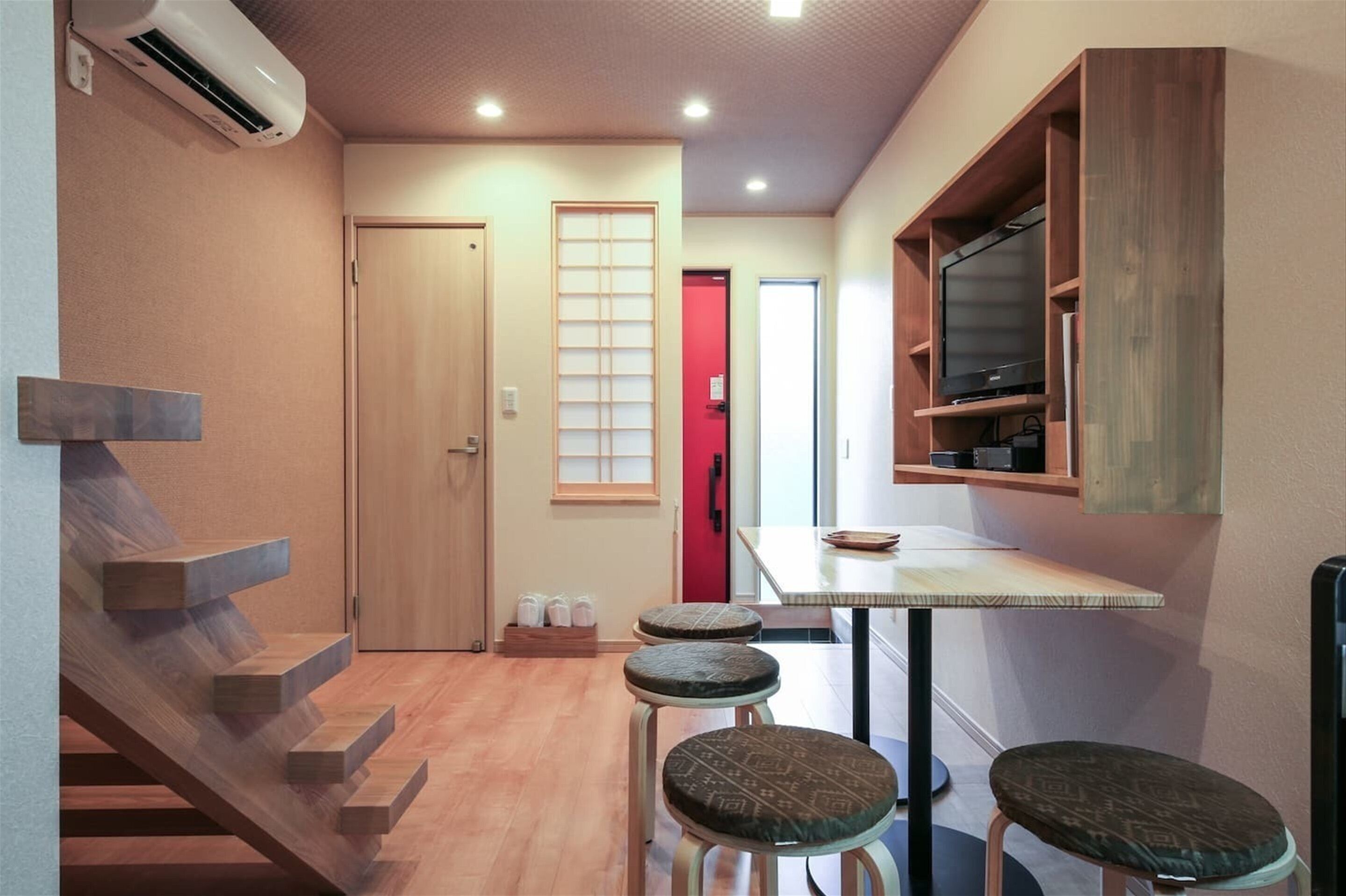 House | Living area | 24-inch flat-screen TV with digital channels, TV