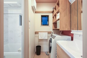 Nhà | Phòng tắm | Bồn tắm và buồng tắm vòi sen riêng, đồ dùng nhà tắm miễn phí 