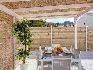 Outdoor dining - Stunning private villa for 6 people with WIFI, private pool, A/C, TV and terrace (Pego)