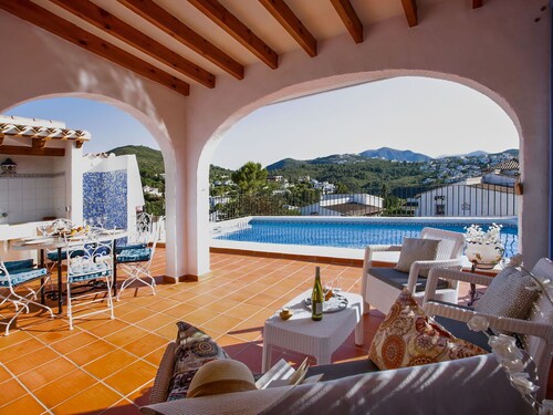 Wunderbares alleinstehendes Ferienhaus mit Klimaanlage, privatem Pool,  W-LAN, TV und Terrasse