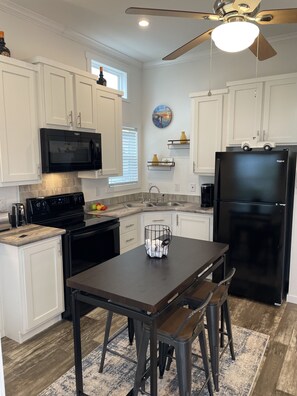 Frigorífic, microones, forn i placa de cuina