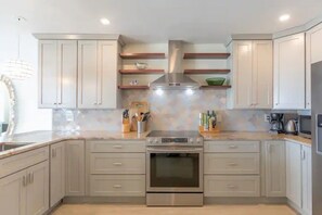 冰箱、微波炉、烤箱、炉灶