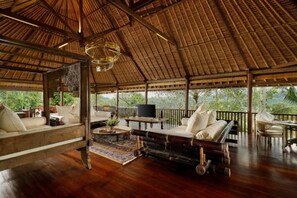 Vila, 3 quartos, piscina particular | Área de estar | TV LED 40 polegadas com canais a cabo, TV