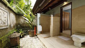 Villa, 3 slaapkamers, privézwembad | Badkamer | Een douche, een haardroger, handdoeken, zeep