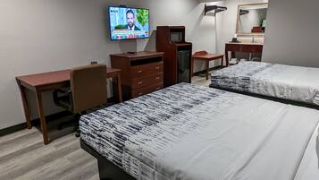 Een bureau, verduisterende gordijnen, gratis wifi, beddengoed