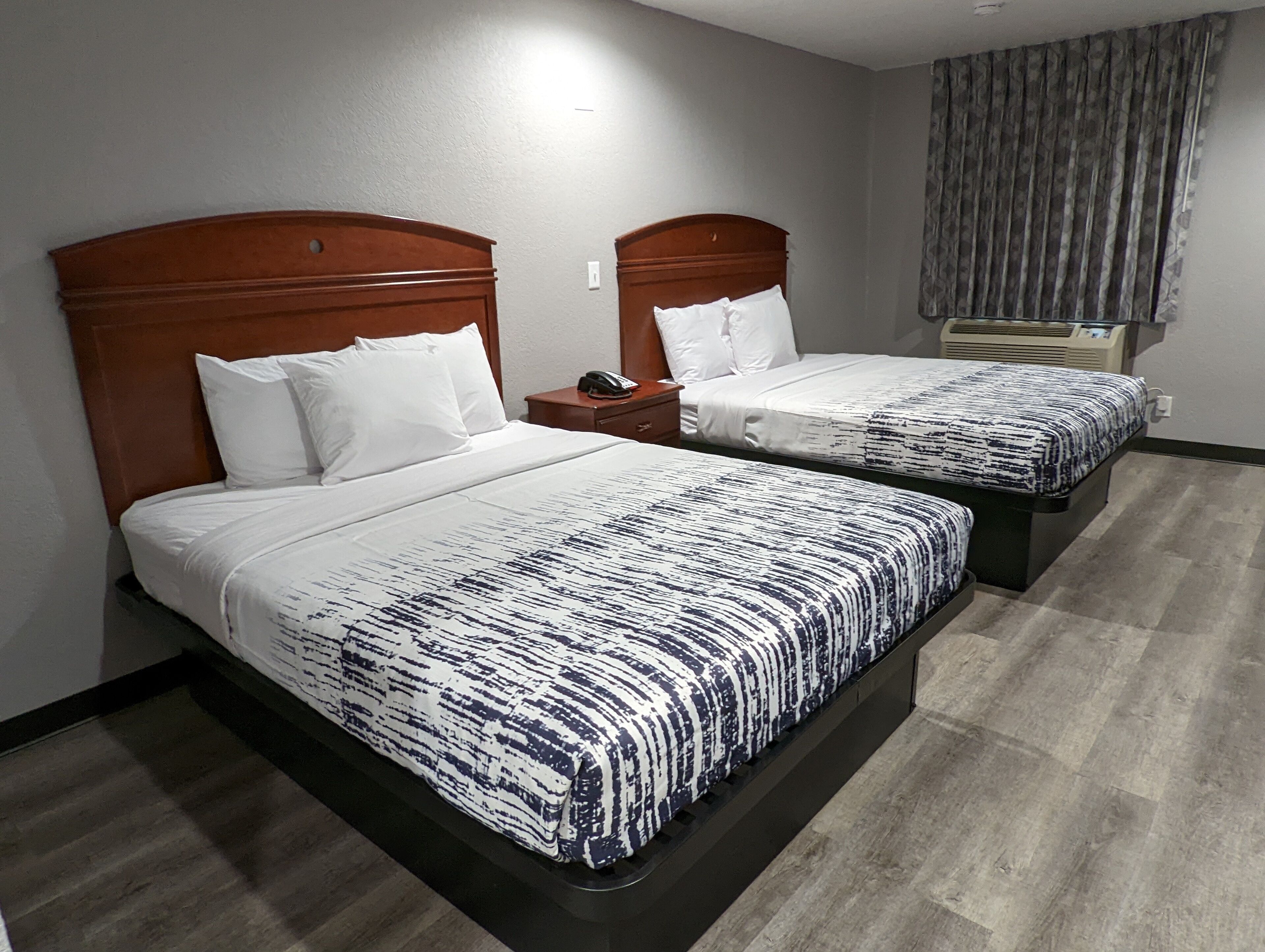 Escritorio, cortinas blackout, wifi gratis y ropa de cama 