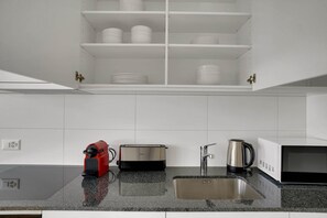 Réfrigérateur, micro-ondes, four, plaque de cuisson