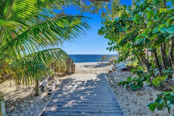 Beach nearby - Private Beach 1 block away! Family sized condo with amazing patio (Pompano Beach)