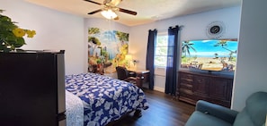 Deluxe Studio Suite, 1 King Bed, Kitchenette | Egyptian cotton sheets, premium bedding, memory foam beds, desk - Mountain Jade Garden Suites (Hampton)