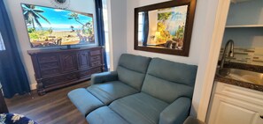 Deluxe Studio Suite, 1 King Bed, Kitchenette - Mountain Jade Garden Suites (Hampton)