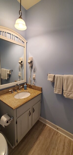 Deluxe-Studiosuite, 1 King-Bett, Kochnische | Badezimmer