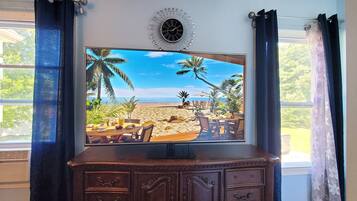 Deluxe Studio Suite, 1 King Bed, Kitchenette | Egyptian cotton sheets, premium bedding, memory-foam beds, desk