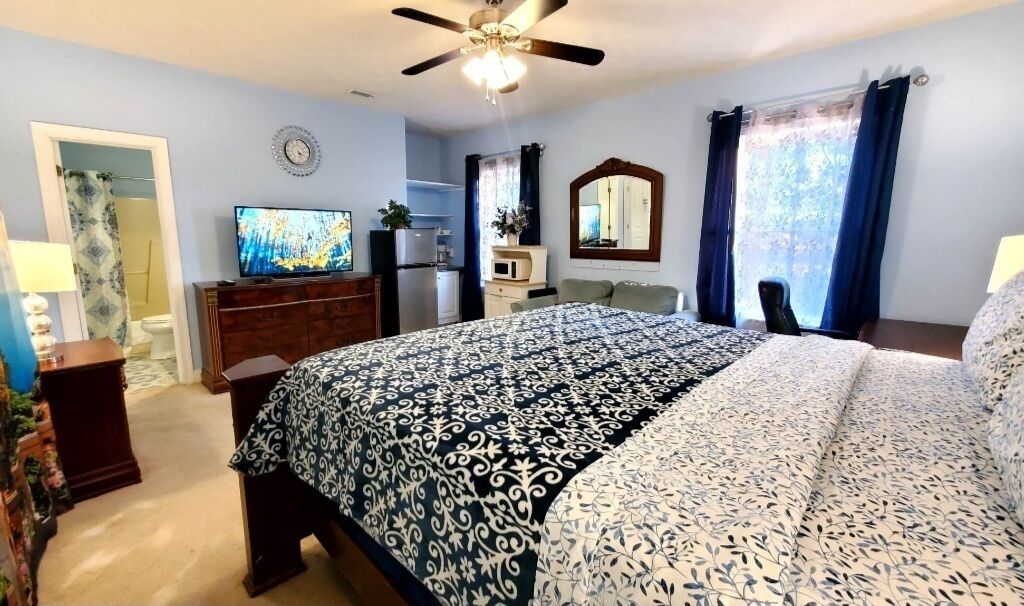 Studio Suite | Egyptian cotton sheets, premium bedding, memory-foam beds, desk