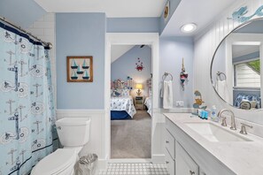 Combined shower/bathtub - Large Family Friendly Condo. S (Hilton Head Island)