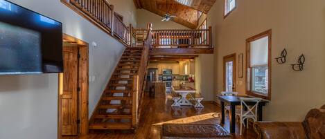 Una televisión, una chimenea, un futbolín