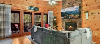 Creekside, , Hot Tub, Fire pit, Screened Porch, 10 min to Ellijay
OK AFTER STORM
