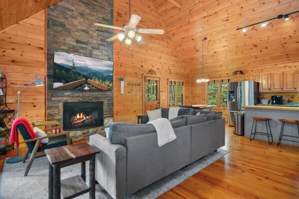 Smart TV, fireplace, DVD player, music library - Creekside, , Hot Tub, Fire pit, Screened Porch, 10 min to Ellijay
OK AFTER STORM (Ellijay)