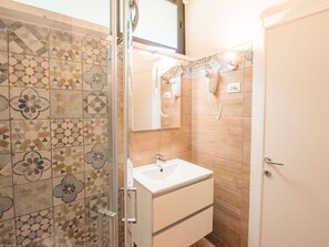 Hårføner og håndklær