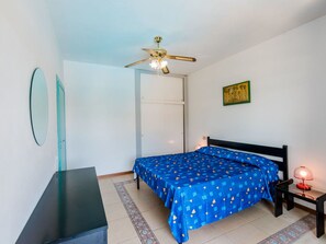 2 bedrooms, travel cot, free WiFi, bed sheets