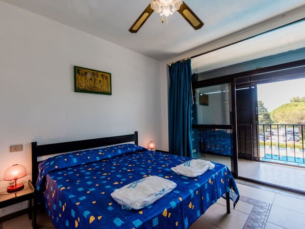 2 bedrooms, travel crib, free WiFi, bed sheets