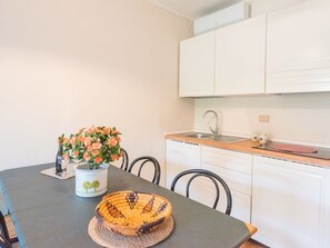 Microwave, high chair, dining tables - Beautiful apartment for 6 guests with pool, A/C, WIFI, TV and patio (Bibbona)