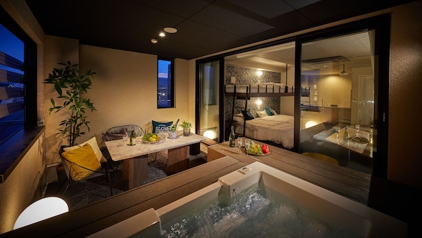 Studio Suite Premier | Hiên