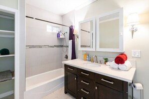 Combined shower/bathtub, towels, soap, toilet paper - Amazing & Relaxing 5B3B-Private Pool (Monrovia)