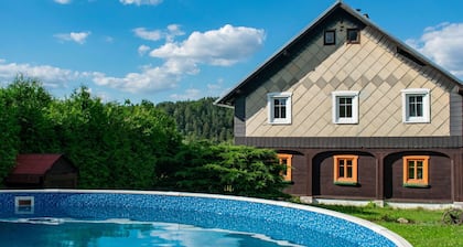 Atemberaubendes alleinstehendes Ferienhaus mit  W-LAN, privatem Pool, TV, Innenhof und Parkplatz