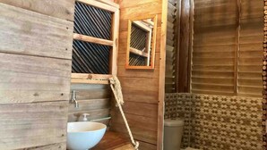Deluxe Cabin, 1 King Bed, Garden View | Bathroom | Shower, towels - Casa Gaia Palomino (Dibulla)