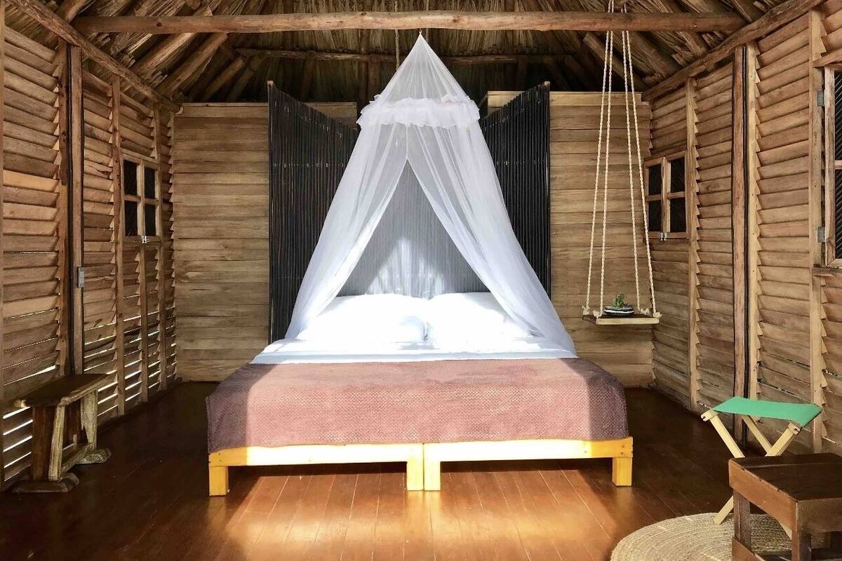 Cabane Deluxe, 1 très grand lit, vue jardin