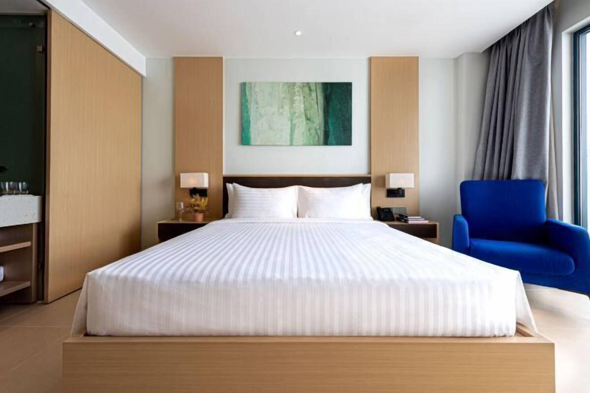 Minibar, in-room safe, desk, blackout curtains