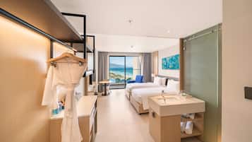 Shower, hydromassage showerhead, free toiletries, hair dryer