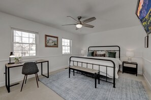 4 Schlafzimmer, Schreibtisch, Bügeleisen/Bügelbrett, Reisekinderbett