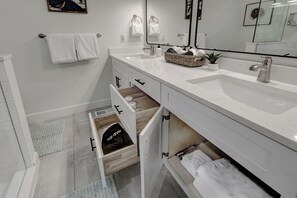 Combined shower/bathtub, hair dryer, towels - Hidden Gem - Ideal 4 Bedroom Centennial House (Centennial)