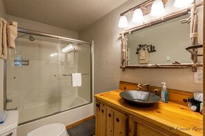 SĂšche-cheveux, serviettes fournies, papier toilette