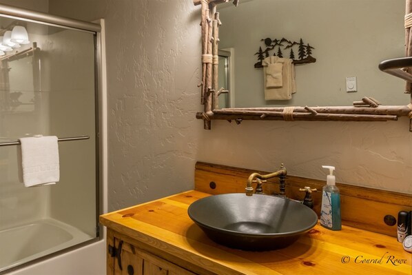 Sèche-cheveux, serviettes fournies, papier toilette