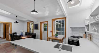 Historic Stone Cottage Apt 1- spa - 3 min from town