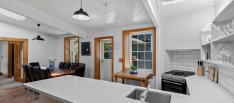 Historic Stone Cottage Apt 1- spa - 3 min from town