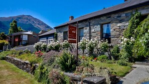 Exterior - Historic Stone Cottage Apt 1- spa - 3 min from town (Queenstown)